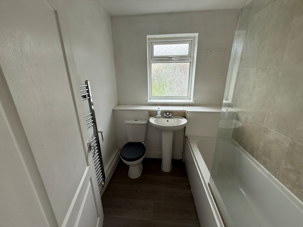 Lot: 97 - MID-TERRACE HOUSE FOR IMPROVEMENT - Bathroom with WC